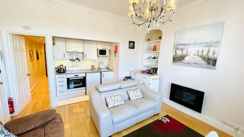2 Dartview - Close to the Water, River Views, Ground Floor Access room 3